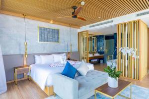 une chambre avec un lit et un canapé dans une pièce dans l'établissement Hoi An Wyndham Beachfront Resort 3 bedroom pool villa, à Hà Quảng (1) 52 autres photos