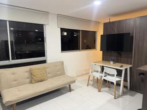 un soggiorno con un divano e un tavolo di Gran loft cerca al tesoro y al lleras 121 a Medellín Altre 2 foto