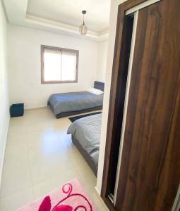 Letto o letti in una camera di Appartement de Luxe Vue Mer Avec Climatisation ! à 5 minutes à pied de la Plage ! à environ 6 minutes en voiture du centre d'Agadir et à 10 minutes en voiture de Taghazout !
