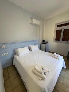 Ένα ή περισσότερα κρεβάτια σε δωμάτιο στο Hotel Fiona Symi