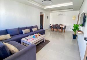 Area soggiorno di Appartement de Luxe Vue Mer Avec Climatisation ! à 5 minutes à pied de la Plage ! à environ 6 minutes en voiture du centre d'Agadir et à 10 minutes en voiture de Taghazout !