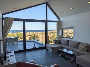 Χώρος καθιστικού στο Sea & Golf Views 2BR Villa with Free Beach & Pool Access