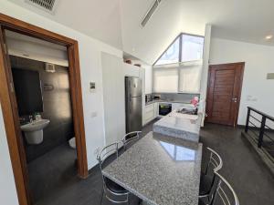 Η κουζίνα ή μικρή κουζίνα στο Sea & Golf Views 2BR Villa with Free Beach & Pool Access