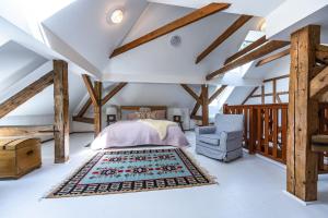 HeřmaniceChâteau du Golf next to Malevil Golf Resort的一间卧室，有一张床和一把蓝色椅子