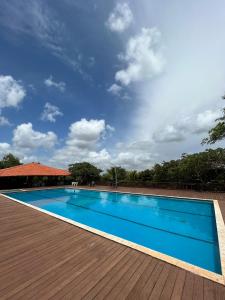 duży basen z drewnianym tarasem w obiekcie Chalé EcoResort no Rio Preguiças w mieście Barreirinhas