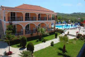 een gebouw met een zwembad en een resort bij The Dream Hotel in Tragaki