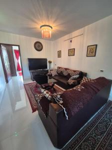 ein Wohnzimmer mit einer Couch und einem Klavier in der Unterkunft Cloud Nine Kodai, Family Only Boutique Home Stay in Kodaikanal