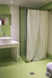 Koupelna v ubytování Gatelouzou Apartments + 48 fotografií