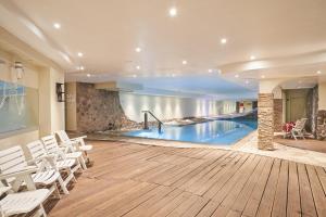 Bazén v ubytování Hotel Dolomiti - Azzurro Club nebo v jeho okolí