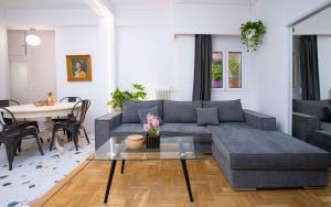 salon z kanapą i stołem w obiekcie O&O Group Ruby's Urban Residence Koukaki w Atenach
