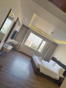 Ένα ή περισσότερα κρεβάτια σε δωμάτιο στο Krb greens hotel & banquets