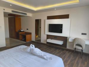Μια τηλεόραση ή/και κέντρο ψυχαγωγίας στο Krb greens hotel & banquets