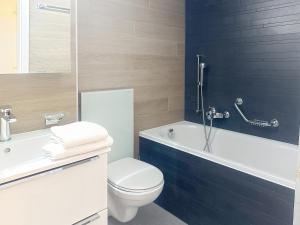 Uma casa de banho em Morgins Cosy, Ski-in & out, Parking, Vue, Central, Wifi