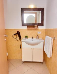 a bathroom with a sink and a mirror at Paraiso Tropical wifi and pool Djadsal moradias in Santa Maria