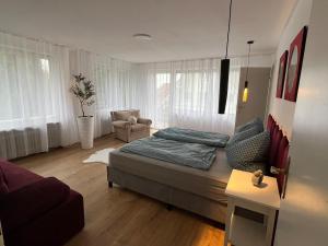 Ένα ή περισσότερα κρεβάτια σε δωμάτιο στο großes Haus im Landhausstil mitten in Wangen