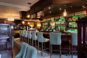 un bar con un mucchio di sedie in un ristorante di Cahir House Hotel a Cahir