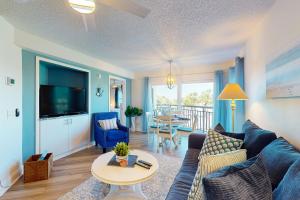un soggiorno con un divano e una TV di Gulf Strand Resort 308 a St Pete Beach