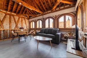 ein Wohnzimmer mit Sofa und Tisch in der Unterkunft Apartamentos Santa Fe - Calle Armas by Toledo AP in Toledo