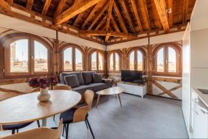 ein Wohnzimmer mit Sofa und Tisch in der Unterkunft Apartamentos Santa Fe - Calle Armas by Toledo AP in Toledo