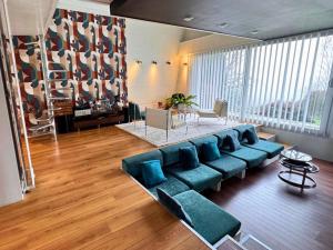 ForcéにあるLa Maison de l'Orbièreのソファとテーブルのあるリビングルーム