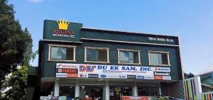 BalasanRegina Hotel的一座黑色建筑,顶部有一个皇冠。