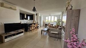 a large living room with a couch and a kitchen at Stunning 2 Bedroom 2 Bathroom Town House - CE7LT in Roldán