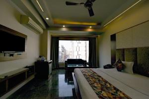 TV a/nebo společenská místnost v ubytování Hotel Sohana Palace Near New Delhi Railway Station and Connaught Place