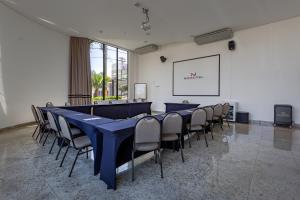 a conference room with a long table and chairs at Nohotel Premium Americana in Americana