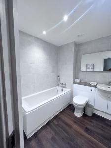 Koupelna v ubytování Spacious, modern apartment close to Bicester Village