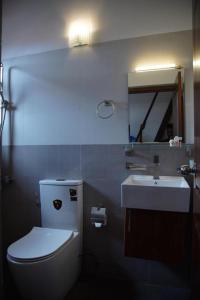 Koupelna v ubytování Thisara Villas + 6 fotografií