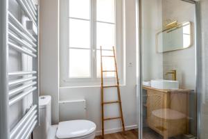 ein Bad mit einem WC und einer Leiter neben einem Fenster in der Unterkunft Maison clim jardin Tours centre 8 personnes 4 chambres in Tours + 35 Fotos