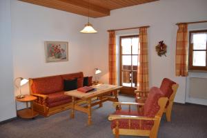 a living room with a couch and a table at Ferienwohnungen Kressenlehen in Bischofswiesen