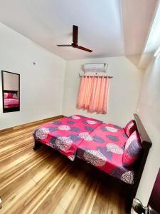 Postel nebo postele na pokoji v ubytování Mee Homes Madhapur Family Stay Fully Furnished 2 BHK Premium Flats 302 + 22 fotografií