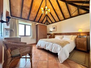 una camera da letto con un letto grande e un lampadario di Casa Dalia a La Orotava
