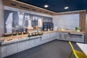 カリュイール・エ・キュイールにあるIbis Budget Lyon Caluire Cité Internationaleの壁面にミキサーをかけた台所