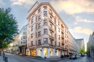 伊斯坦布尔瓦里德酒店的城市街道上建筑物的建筑 ⁇ 染