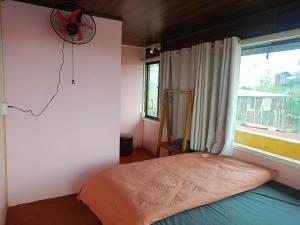 Ένα ή περισσότερα κρεβάτια σε δωμάτιο στο Homestay Nhà Ven Rừng