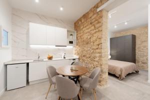 a kitchen and dining room with a table and chairs at Apartamento Casa Liam in Alicante