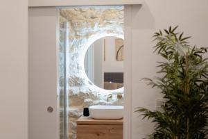 a bathroom with a sink and a mirror at Apartamento Casa Liam in Alicante