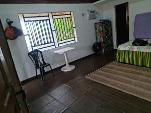 a bedroom with a desk and a bed and a window at Retiro The Chosen in Mosqueiro