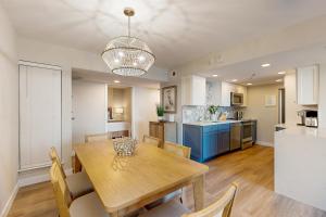 Una cocina y un comedor con mesa y sillas. en Sea Colony --- 610 Georgetown House, en Bethany Beach