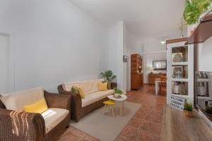 una sala de estar con un sofá y una mesa en Casa Eusebia, en Arona