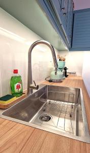 eine Edelstahlspüle in einer Küche mit Arbeitsplatte in der Unterkunft Summer house in Spetses in Spetses