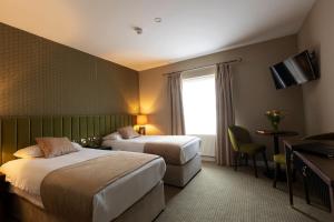 Letto o letti in una camera di Cahir House Hotel