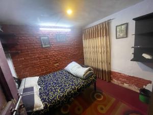 Posteľ alebo postele v izbe v ubytovaní Aarogya Hostel and Restaurant