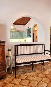 eine Bank in einem Zimmer mit Torbogen in der Unterkunft Summer house in Spetses in Spetses