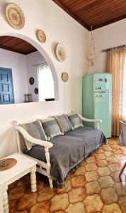 ein Schlafzimmer mit einem Bett und einem grünen Kühlschrank in der Unterkunft Summer house in Spetses in Spetses