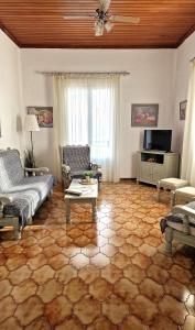 ein Wohnzimmer mit Sofa und Tisch in der Unterkunft Summer house in Spetses in Spetses + 33 Fotos