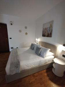 Postel nebo postele na pokoji v ubytování Palazzo Cusani Charming Rooms
