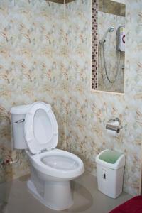 桐艾的住宿－拜林酒店，一间带卫生间和淋浴的浴室